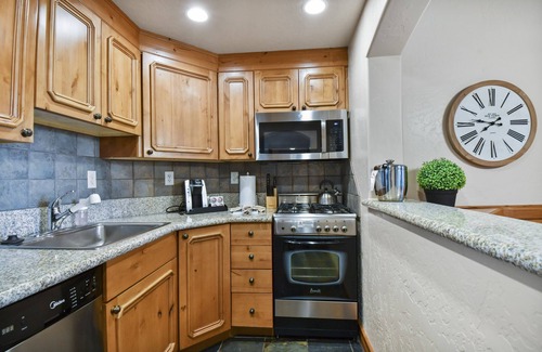 Midway Villa | Adventure Hub~Nordic Ski, Snowmobile & Snow Shoeing Villa 3059-1