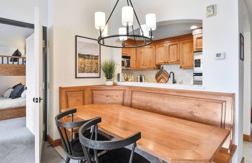 Midway Villa | Adventure Hub~Nordic Ski, Snowmobile & Snow Shoeing Villa 3073-1