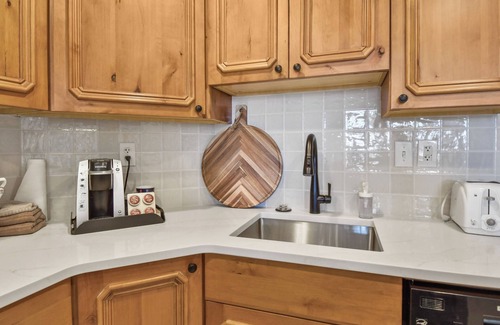 Midway Villa | Adventure Hub~Nordic Ski, Snowmobile & Snow Shoeing Villa 3073-1