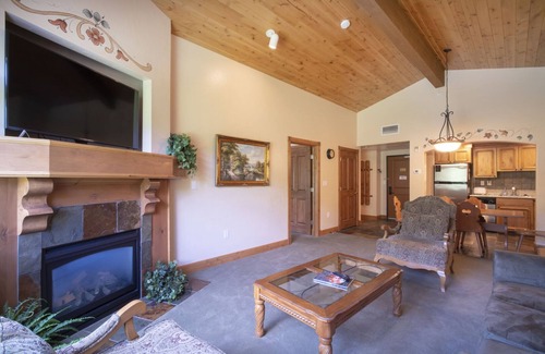 Midway Villa | Adventure Hub~Nordic Ski, Snowmobile & Ice Fishing Villa 3039-1