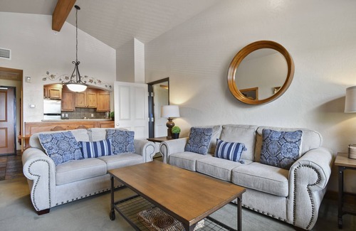Midway Villa | Adventure Hub~Nordic Ski, Snowmobile & Snow Shoeing Villa 3059-2