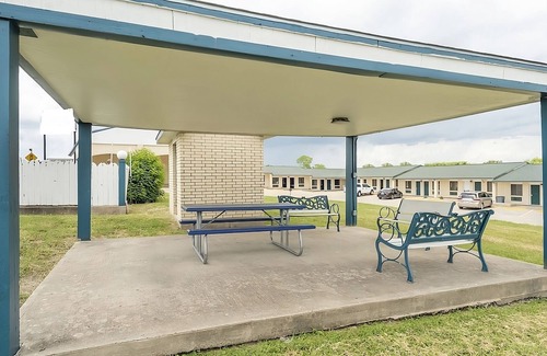 Three Rivers House | Adventure In the Outdoors! Outdoor Pool, Onsite Dining, Free Parking!