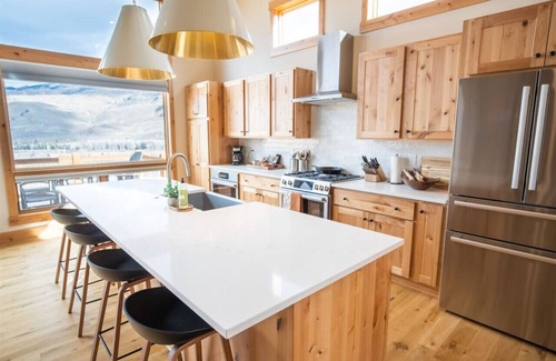 Silverthorne House | Adventure Lakehouse - Private Hot Tub, Mountain and Lake Views