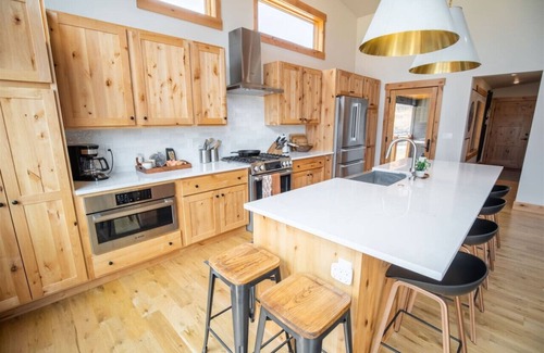 Silverthorne House | Adventure Lakehouse - Private Hot Tub, Mountain and Lake Views
