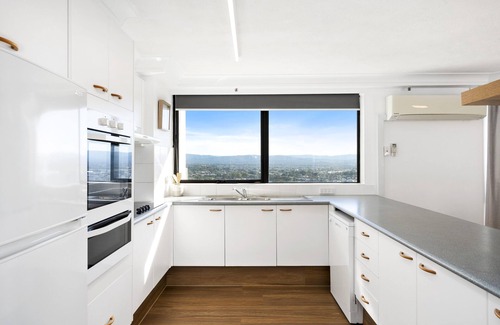 Surfers Paradise Apartment | Aegean - Modern 2 Bedroom Ocean View Unit