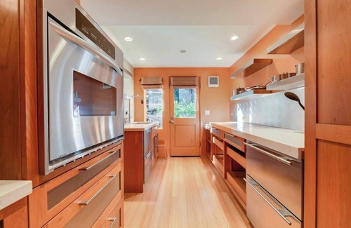 Crocker Highlands House | Aesthetically Elegant Downstairs Unit in Oakland