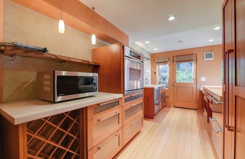 Crocker Highlands House | Aesthetically Elegant Downstairs Unit in Oakland