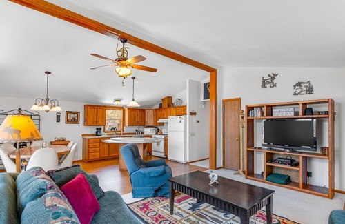 New Lisbon Cabin | Affable dog-friendly home with firepit, gas grill, deck, & W/D - child-friendly