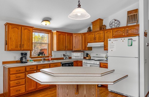 New Lisbon Cabin | Affable dog-friendly home with firepit, gas grill, deck, & W/D - child-friendly