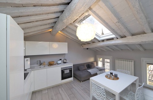 Old Town Apartment | Affascinante Alloggio Suite nel Cuore di Modena
