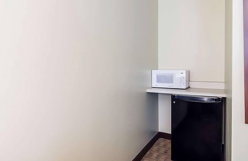 Aberdeen Hotel | Affordability Meets Comfort at GuestHouse Montesano! Free Parking, Pets Allowed
