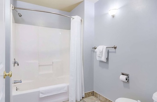 Aberdeen Hotel | Affordability Meets Comfort at GuestHouse Montesano! Free Parking, Pets Allowed