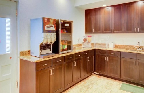 Dilley House | Affordability Meets Comfort! Near Gosch Athletic Field! Free Breakfast!