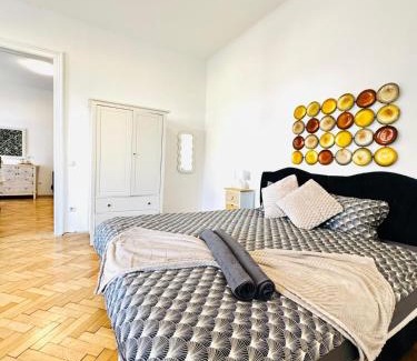 Schottenfeld Apartment | Affordable 1BR & 1LR Apt, 7 Min to Westbahnhof