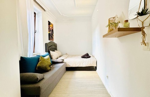 Grinzing Apartment | Affordable 4BR Apt Walk to FAC Platz