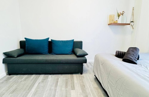 Grinzing Apartment | Affordable 4BR Apt Walk to FAC Platz