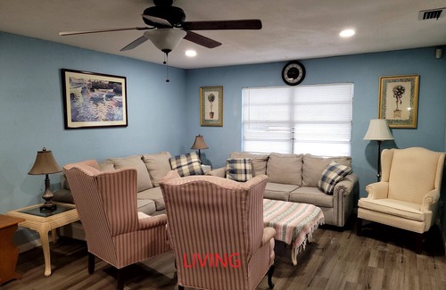 Altamonte Springs House | Affordable Casual Living in Altamonte Springs for Large Group