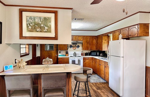 Negreet House | Affordable Comfort Near Toledo Town- Relax at The Toledo Bend Getaway