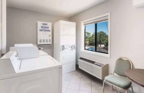 Lovington Hotel | Affordable Des Moines Room | 2 Family Ready Rooms with Free Parking