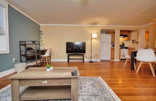 Oakland Ave - Harrison St Apartment | Affordable & Furnished Comfy Oakland Apt