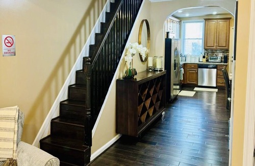 Downtown Baltimore House | Affordable Furnished LuxuryTownhouse near Stadiums In Baltimore Pig Town.