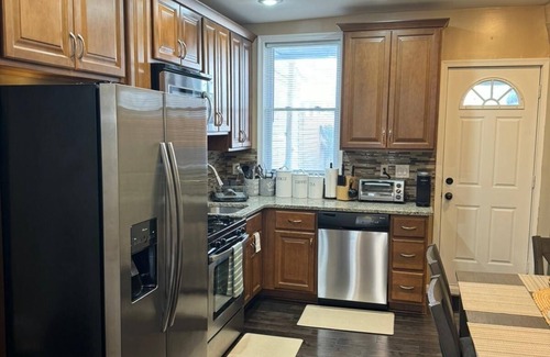 Downtown Baltimore House | Affordable Furnished LuxuryTownhouse near Stadiums In Baltimore Pig Town.