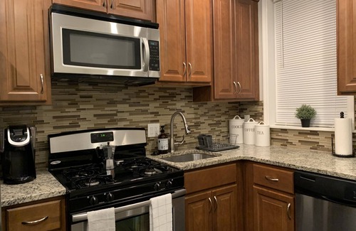 Downtown Baltimore House | Affordable Furnished LuxuryTownhouse near Stadiums In Baltimore Pig Town.
