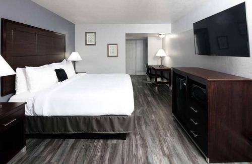 Downtown Tucson Resort | Affordable Getaway! Free Parking, Outdoor Pool, Close to Reid Park Zoo