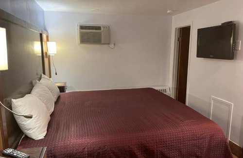 North Tonawanda Hotel | Affordable King Bed Stay w/Free Parking! Scottish Inns, Close to Buffalo Zoo