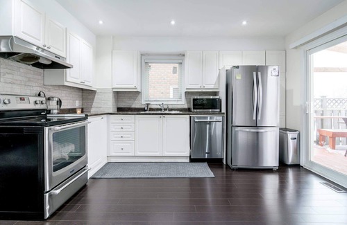 Brampton West House | Affordable Quiet 3 Bdrms + 2.5 bath Home in Toronto Area