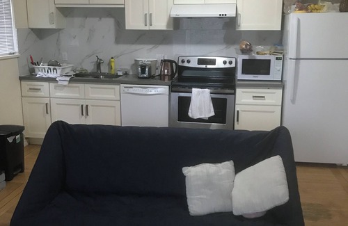 Richmond House | Affordable, safe, and quiet 15 min from YVR and 5 min walk to great strip mall