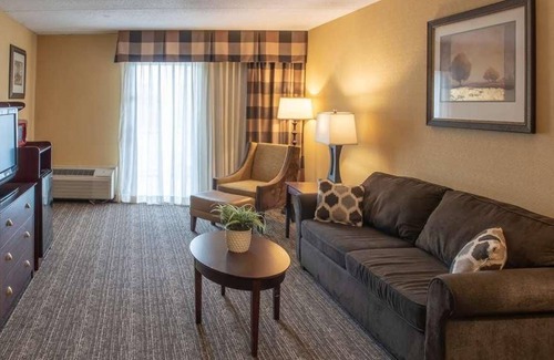 Harrisburg - Hershey House | Affordable Stay in Red Lion Hotel Harrisburg Hershey! Pool, Free Parking