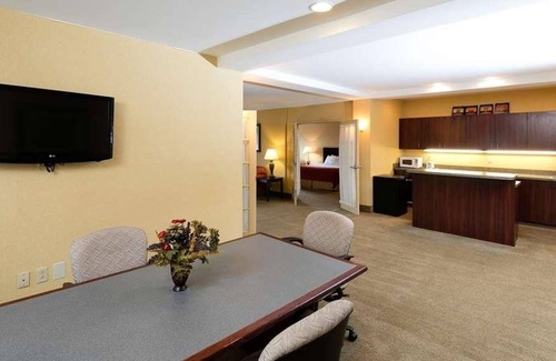 Harrisburg - Hershey House | Affordable Stay in Red Lion Hotel Harrisburg Hershey! Pool, Free Parking