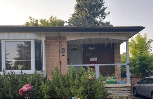 Pickering House | Affordable stay near the beach TV and parking