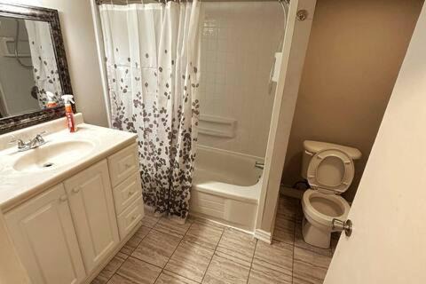 Pickering House | Affordable stay near the beach TV and parking