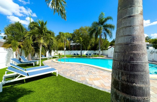Belleair Apartment | Affordable studio with 2 queen beds in a vibrant shared complex