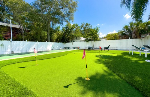 Belleair Apartment | Affordable studio with 2 queen beds in a vibrant shared complex