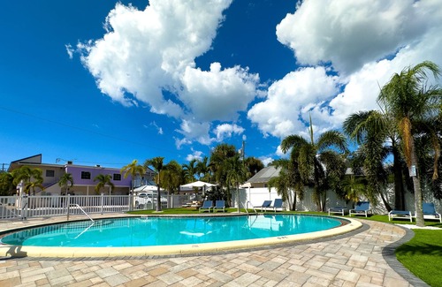 Belleair Apartment | Affordable studio with 2 queen beds in a vibrant shared complex