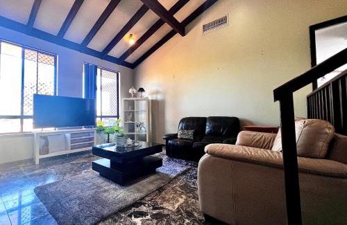 Booragoon House | Affotable Relocation FIFO Long Term Queen Bedroom Near City Fremantle Sawn River