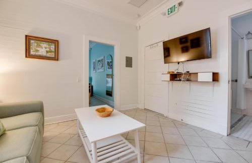 Historic Seaport Apartment | African Queen - Harbor Walk Hideaways