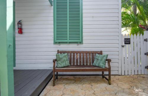 Historic Seaport Apartment | African Queen - Harbor Walk Hideaways