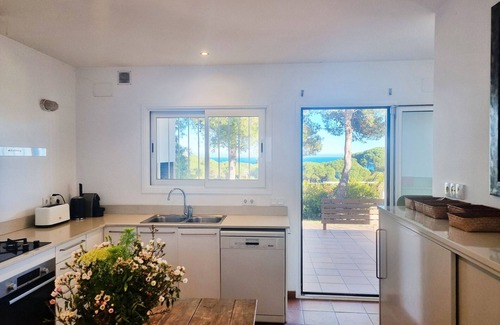 L'Escala Villa | Afrodita: Charming villa with sea views between historical places and beaches