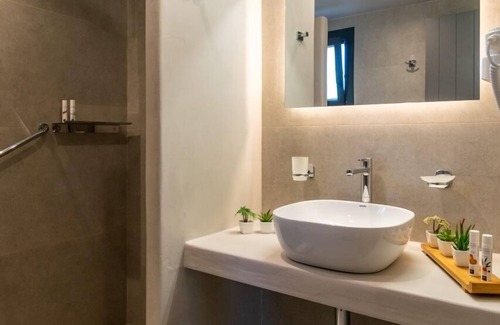 Adamas Bed & Breakfast | Afroessa Milos