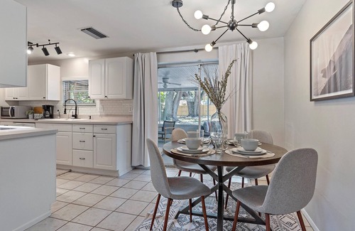 Sarasota House | Afterdune Delight | PET-FRIENDLY w/Backyard + Lanai