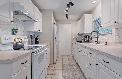 Sarasota House | Afterdune Delight | PET-FRIENDLY w/Backyard + Lanai