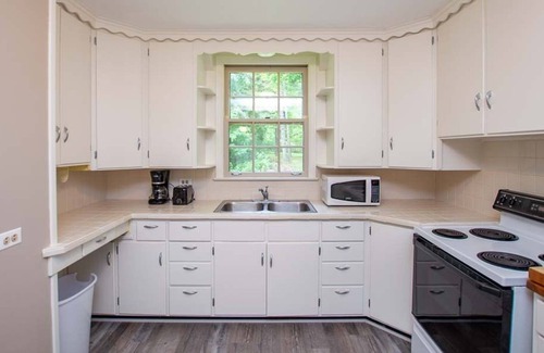 Town of Jerusalem Cottage | Afternoon Charm: Quaint Cottage Charm