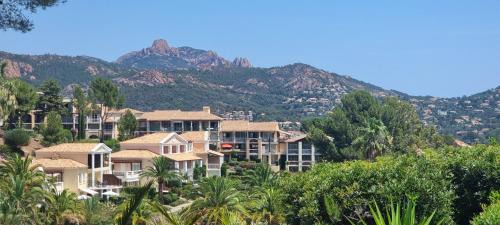 Cap Esterel Apartment | Agay Cap Esterel Village Allée Fleurs - F2 Clim vue golf et mer - Grande terrasse plein sud