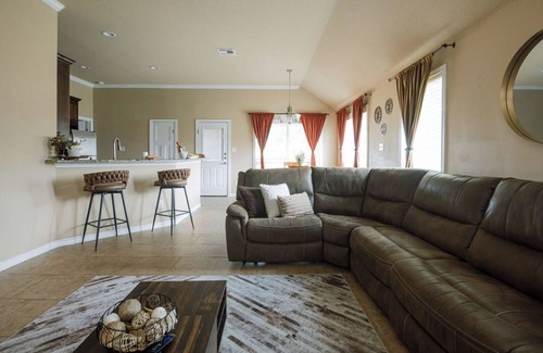 College Station House | Aggieland Escape | 5BR w/Backyard Theater + Mins to A&M