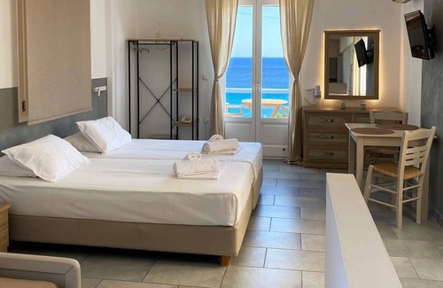 Megas Gialos House | Agnadi Syros Beachfront Studios & Rooms
