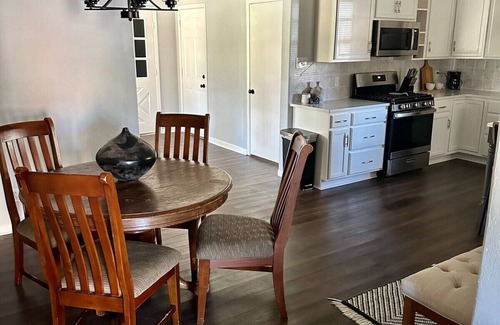 Tyler Apartment | Agreeable Gray: 3 Bedroom, Soothing 5 Beds, Large groups, Pet Friendlynn
